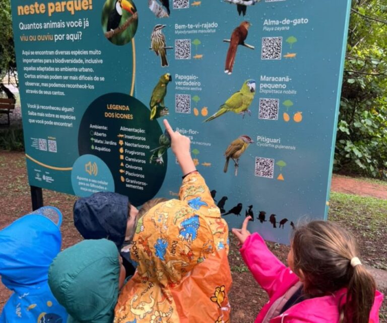 Foto de abertura: Sinalizações que promovem a observação da natureza no Parque da Aclimação, São Paulo (SP). Foto: Luccas Longo.